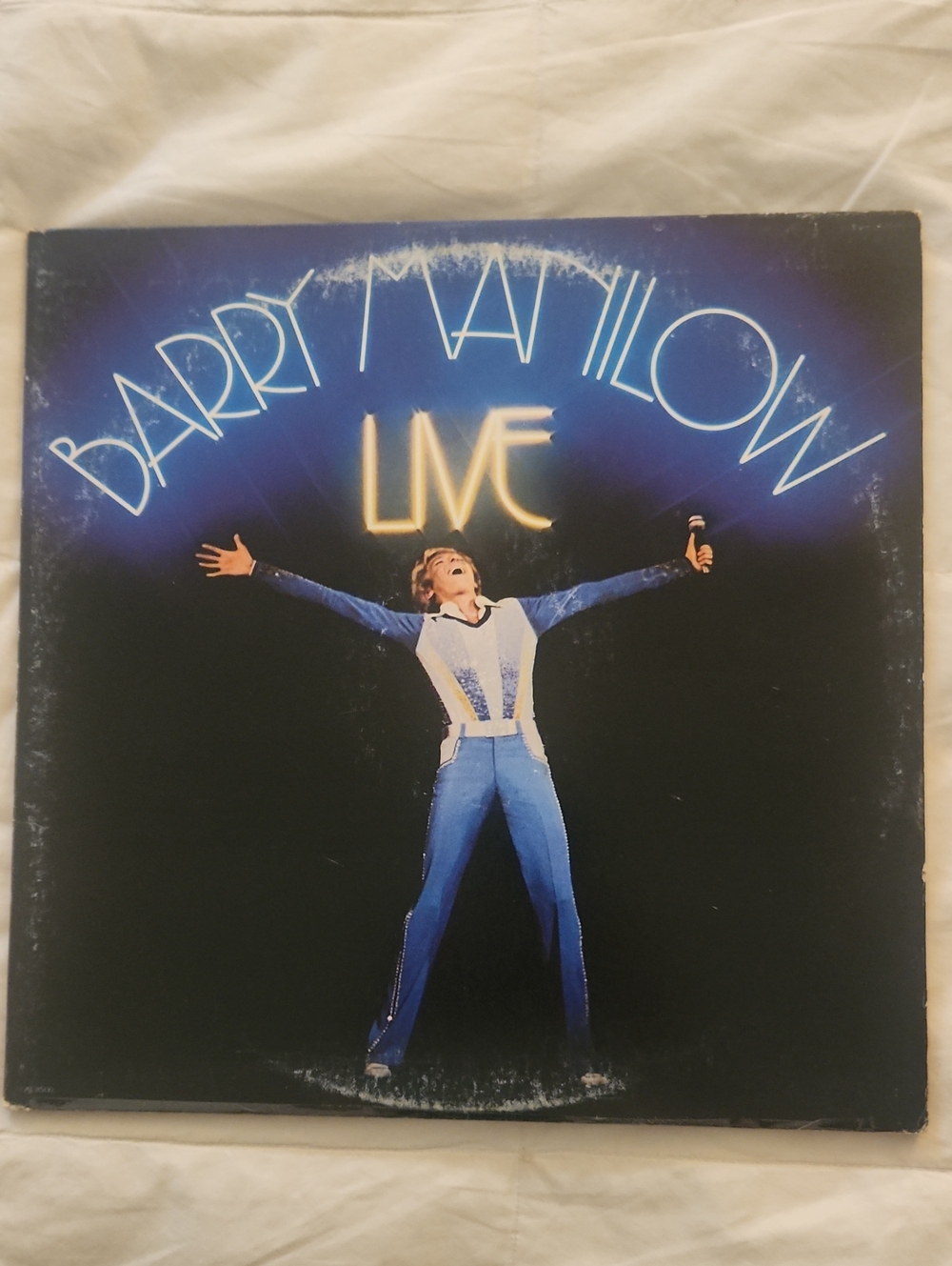 Barry Manilow LIVE 2 VINYL LP -- DISPLAY ITEM NEVER PLAYED! Cover Has Wear.